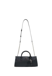 Sac à main rectangulaire noir de la marque Guess avec double poignée, longue bandoulière ajustable avec détails en chaîne, et deux étiquettes pendantes marquées.