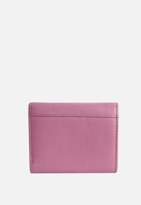 Portafoglio in pelle rosa con una texture liscia, forma rettangolare e dettagli di cucitura discreti sui bordi. Design semplice senza hardware visibile.