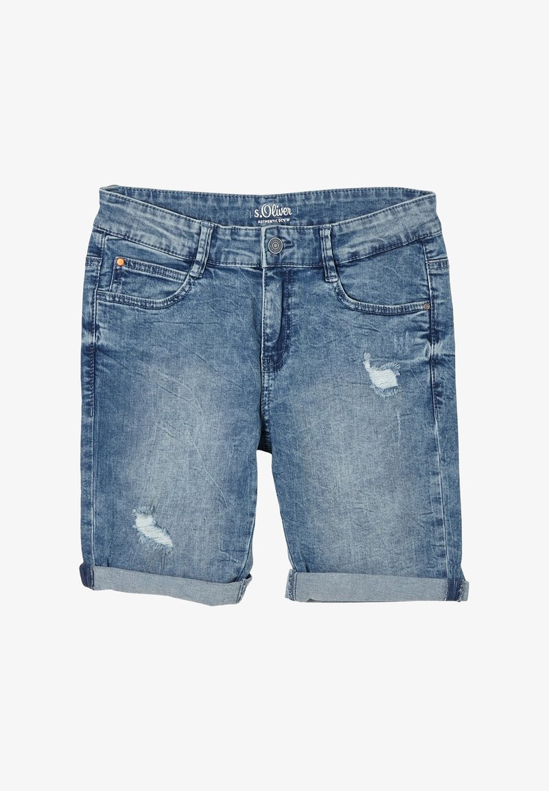 Pantalones cortos de mezclilla, azul medio con un acabado desgastado. Presentan puños enrollados, bolsillos delanteros y traseros, y detalles deshilachados en la tela.