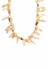 Natuurlijke schelpenketting met onregelmatige, verlengde stukken in crème en beige, afgewisseld met ronde houten kralen. Gladde textuur.