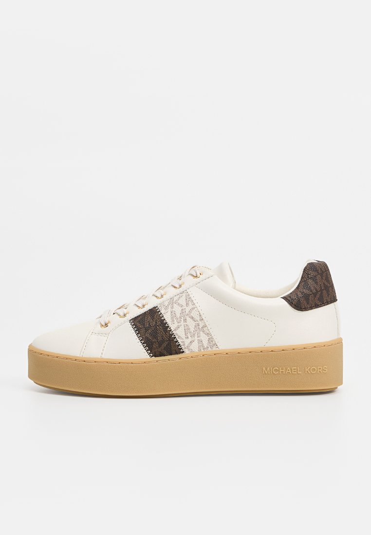 Zapatilla de cuero blanca con suela de plataforma color tostado, tacón con patrón marrón y franjas laterales, diseño con cordones, "Michael Kors" grabado en la suela.