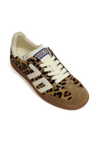 Sneaker con stampa leopardata realizzata in materiali scamosciati e in pelle, lacci color crema, accenti bianchi e suola testurizzata. Etichetta "BACK-70 STREETWEAR" visibile.