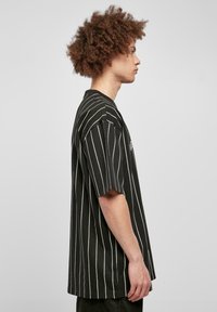 Starter PINESTRIPE - Printtipaita - black