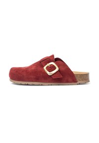 Sabot en daim rouge avec une accent en boucle dorée, semelle en liège et dessus texturé. Design plat avec un bout arrondi et une finition lisse.