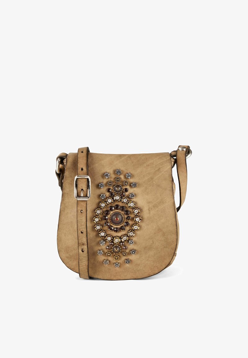 Hellbraune Leder-Umhängetasche mit Schnallenriemen und kreisförmigen Blumen-Nietverzierungen auf der Frontklappe.