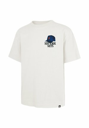 Camiseta blanca de manga corta con un gráfico de gorra azul de los New York Mets y texto "New York Mets" en la parte superior izquierda del pecho.