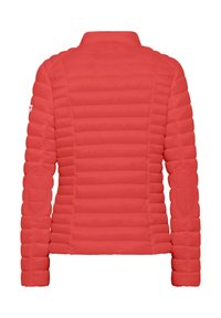 Chaqueta acolchada roja con cuello alto, presenta un acolchado horizontal, parches texturizados en los codos y mangas largas. Sin cierres visibles.