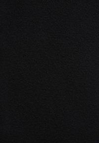 Schwarzer Filzstoff mit einer weichen, strukturierten Oberfläche, der eine einheitliche Farbe und minimale Musterabweichungen aufweist. Eignet sich für verschiedene Anwendungen.