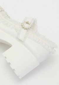 Koi Footwear TIRA RUFFLE MARY JANES PORCELAIN DELIGHTS EDITION - Apavi ar platformu un papēžiem - white