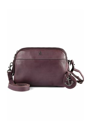 Borsa a tracolla in pelle viola con tracolla regolabile, chiusura a zip e dettaglio con ciondolo a forma di ancora. Texture liscia e forma rettangolare.