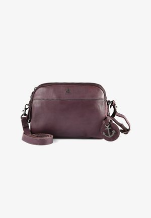 Lila Leder-Umhängetasche mit verstellbarem Riemen, Reißverschluss und Anker-Charme-Detail. Glatte Textur und rechteckige Form.