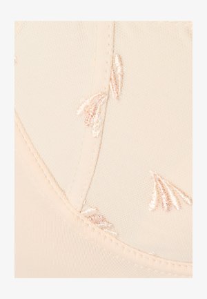 Beige bh-stof met geborduurde bloemaccenten in lichtroze en goud. Gladde textuur, met zichtbare naden en gebogen naden.