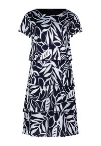 Granatowa sukienka z białymi wzorami liści, z falbanami, krótkimi rękawami i okrągłym dekoltem, wykonana z lekkiego materiału.