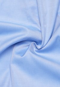 Helles blaues Gewebe mit glatter Textur und einem subtilen Glanz, das diagonale Rippmuster auf der Oberfläche zeigt.