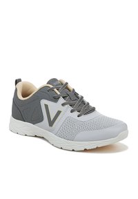 Grijze en witte sportieve schoen met meshmateriaal, een textuurontwerp, een gevoerde kraag en een prominent logo aan de zijkant.