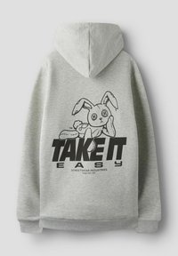 Grijze hoodie met een grote zwarte afbeelding van een cartoon konijn met knopen als ogen. Onder de afbeelding staat "TAKE IT EASY" en "STREETWEAR INDUSTRIES."
