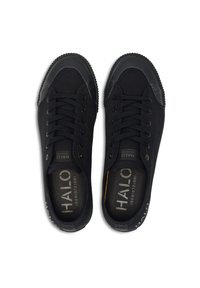 Czarne płócienne trampki z okrągłymi gumowymi czubkami, płaskimi sznurowadłami oraz subtelnymi detalami logo. Posiadają teksturowaną podeszwę i wyściełane wnętrze.