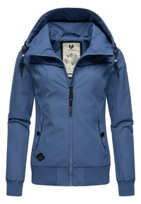 Modra vodoodporna jakna z zadrgo, nastavljivo kapuco, stranskimi žepi in rebrastimi manšetami. Ima vzorčasto podlogo in logotipske poudarke.