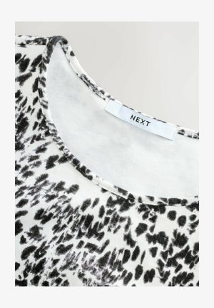Kurzarmoberteil aus weißem Stoff mit einem schwarz-grauen Tierdruck. Verfügt über einen runden Ausschnitt und ein Etikett mit der Markenbezeichnung "NEXT."