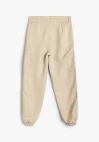 Beige cargo bukser med elastiske manchetter, der har sidelommer og en glat tekstur, designet til en afslappet pasform.