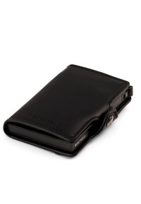 Portofel din piele neagră cu o textură netedă, având un sistem de închidere cu nasture și un accent metalic. Design compact cu un branding vizibil.