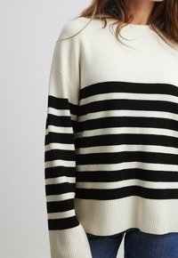 NA-KD Maglione - white