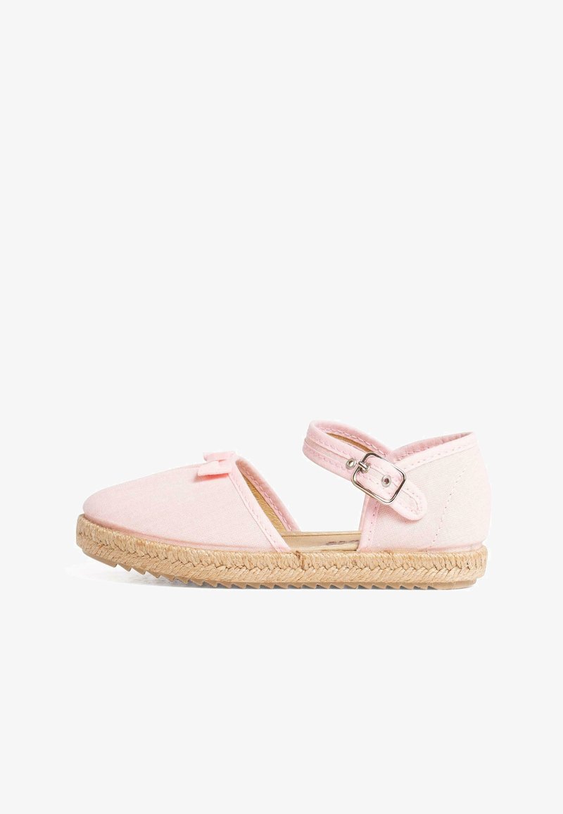 Espadrille en toile rose avec une semelle plate en jute tressé. Présente une boucle sur le côté et un petit nœud à l'avant. Design ouvert.