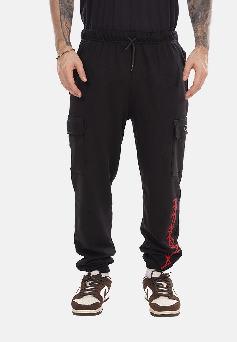 Pantaloni cargo neri con vita elastica, dotati di due tasche laterali e un design grafico rosso lungo la gamba sinistra. Realizzati in un tessuto morbido e traspirante.