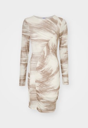 Vestido de manga longa elaborado em tecido leve, apresentando um padrão abstrato em creme e castanho com detalhes franzidos na lateral.