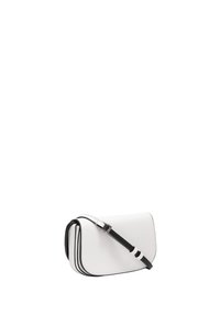 Weiße Leder-Crossbody-Tasche mit einer gewölbten Form, schwarzem Riemen und kontrastierenden Nähten. Verfügt über eine glatte Textur und ein minimalistisches Design.