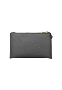 Cartera rectangular de cuero negro texturizado con cierre superior de cremallera y acentos en hardware dorado. Superficie suave, diseño minimalista.
