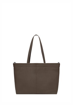 Braune Ledertasche mit zwei Schulterriemen und dezenten Steppnähten, rechteckige Form, schlichtes Design mit eingeprägtem Logo unten rechts.