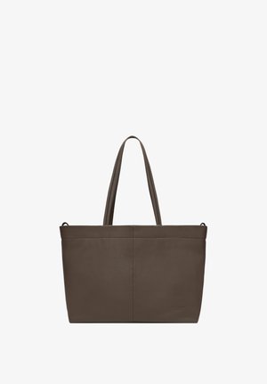 Bruine leren shopper met dubbele schouderbanden en subtiel stiksel, rechthoekige vorm, eenvoudig ontwerp met een geperst logo nabij de onderkant rechts.