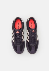 adidas Performance PREDATOR FREESTYLE INDOOR - Chaussures de football sur gazon - aurora black/alumina/turbo