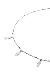 Sølv kædinecklace med tre langstrakte anhængercharms med børstet finish, der viser et minimalistisk design og glat tekstur.