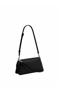 Sac à bandoulière en cuir noir avec une bandoulière réglable, une quincaillerie argentée et une petite étiquette attachée sur un côté.