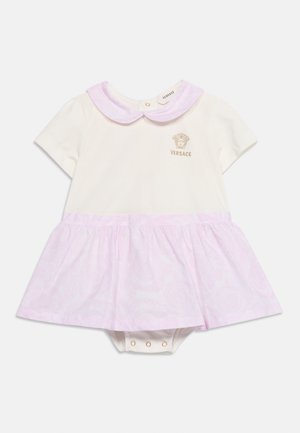 Vestido de bebé blanco y rosa claro con mangas cortas, cuello Peter Pan, falda fruncida y logo dorado de Versace en el frente.