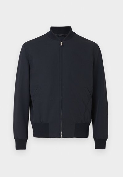 Ναυτικό μπουφάν βομβιστή με γιακά που στέκεται όρθιος, φερμουάρ μπροστά, πλαϊνές τσέπες και ριμπ μανσέτες και τελείωμα. Λείο υφασμάτινο υλικό.