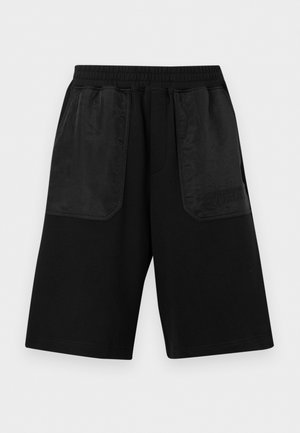 Short noir arrivant aux genoux avec taille élastique et deux grandes poches avant en nylon, avec un logo subtil Versace Jeans Couture sur la poche droite.