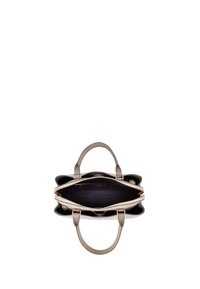 Zwarte leren handtas met beige accenten, twee handvatten en een ritssluiting aan de bovenkant. Het interieur heeft twee vakken en een gladde textuur.