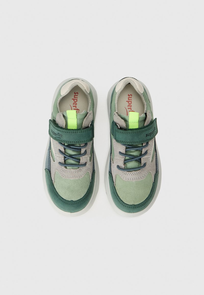 Grüne und graue Kindersneaker mit einem Klettverschluss, Schnürsenkeln, Wildleder- und Mesh-Materialien, einer strukturierten Sohle und Neonakzenten.