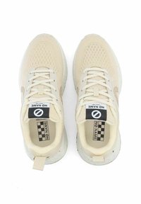 Beige Sneaker mit strukturiertem Obermaterial, kontrastierenden Schnürsenkeln und einer bunten gesprenkelten Sohle. "No Name"-Markierung auf der Zunge und der Ferse.