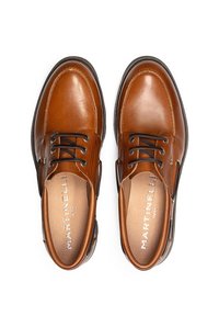 Chaussures en cuir marron à lacets avec un bout arrondi, des coutures décoratives et des semelles foncées ; présente un logo sur la semelle intérieure.