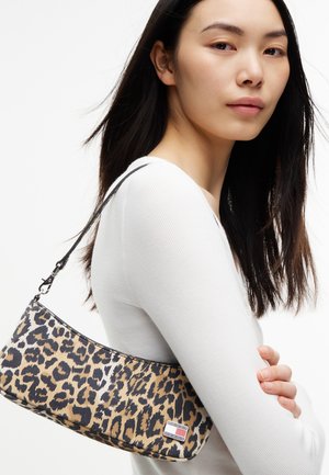 Tommy Jeans, COOL LEO SHOULDER BAG - Bolso de mano - brown
