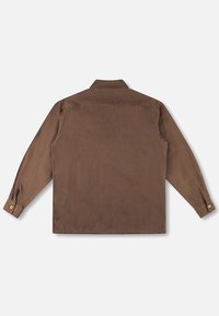 Smeđa košulja dugih rukava, lagani materijal, dizajn s ovratnikom, s manšetama na kopčanje i glatkom teksturom. Pogled s leđa koji prikazuje uredan završetak.