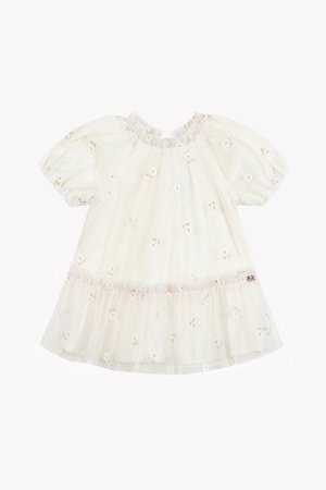 Creamfarbiges, kurzärmeliges Kleid mit gerafftem Ausschnitt, Blumenstickerei und ausgestelltem Rock. Hergestellt aus leichtem, strukturiertem Stoff.