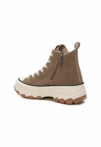 Sneaker alte in suede marrone con suola in gomma bianca, caratterizzate da una cerniera laterale, una tomaia testurizzata e lacci beige a contrasto.