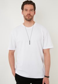 Buratti REGULAR FIT - Tricou basic - white