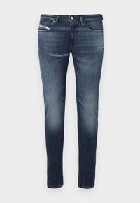 Slim fit, kék farmernadrág enyhe kopással, térdnél fakulással, öt zsebbel és fém gombos záródással. Sima textúra, laza dizájn.
