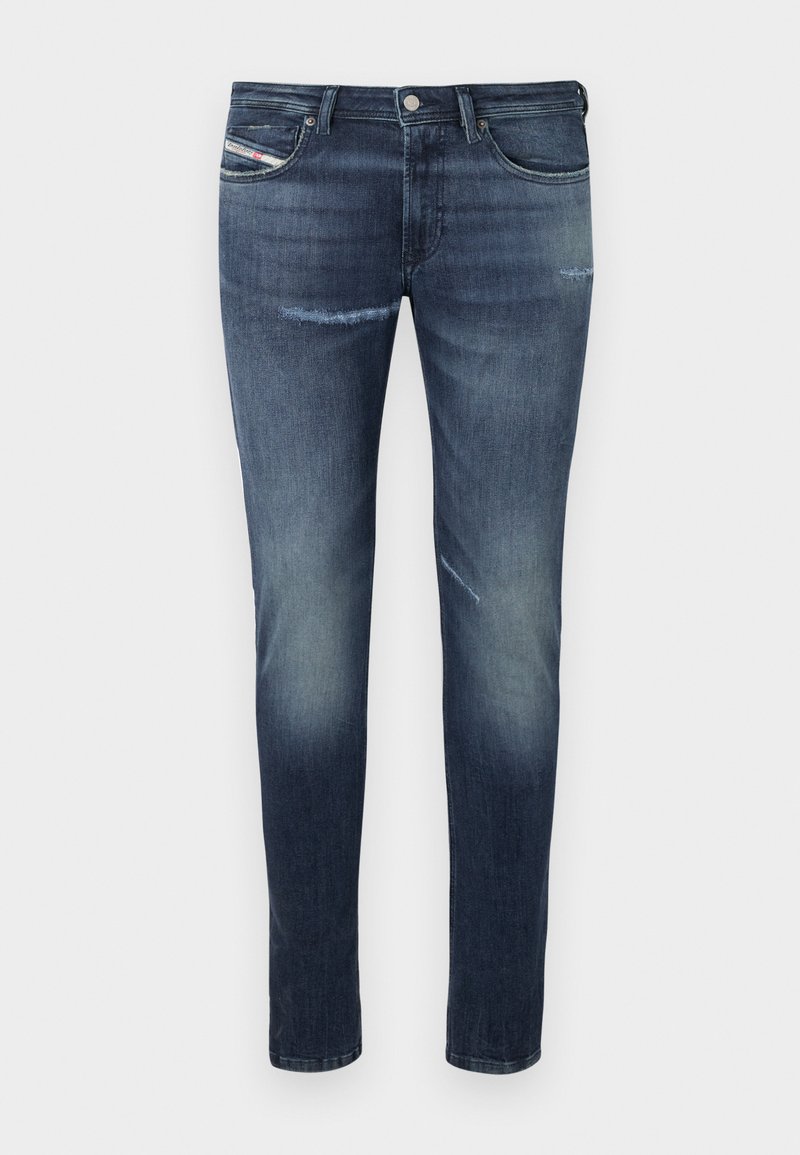 Slank passende blauwe denim jeans met lichte slijtage, vervaging bij de knieën, vijf zakken en een metalen knoopsluiting. Gladde textuur, casual ontwerp.